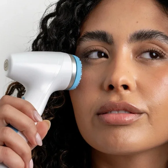 Nu Skin ageLOC® LumiSpa® iO - Picture 3 of 11